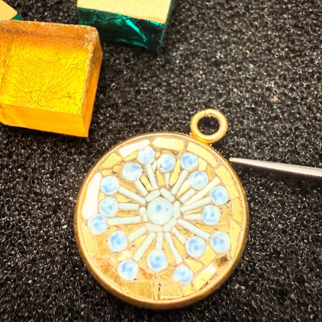 Custom-made pendant with gold brilliance ✨

#glassart
#art
#handmade
#oneofakind
#artisan 
#glassartist 
#micromosaic 
#stainedglass 
#tiffanyglass 
#mosaic 
#glasspainting 
#engraving 
#micromosaicjewelry 
#handmadejewelry 
#oneofakindjewelry 
#custommade 
#italy 
#firenze